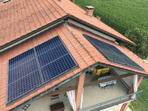 pannelli fotovoltaici sul tetto di abitazione residenziale
