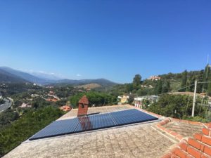 pannelli fotovoltaici sul tetto di abitazione