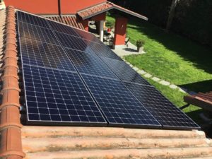 pannelli fotovoltaici sul tetto di abitazione
