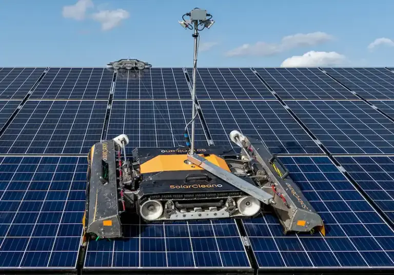 lavaggio impianti fotovoltaici con Robot per la pulizia dei pannelli solari