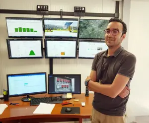 tecnico e console di monitoraggio impianto fotovoltaico da remoto