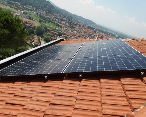 pannelli fotovoltaici sul tetto di abitazione residenziale