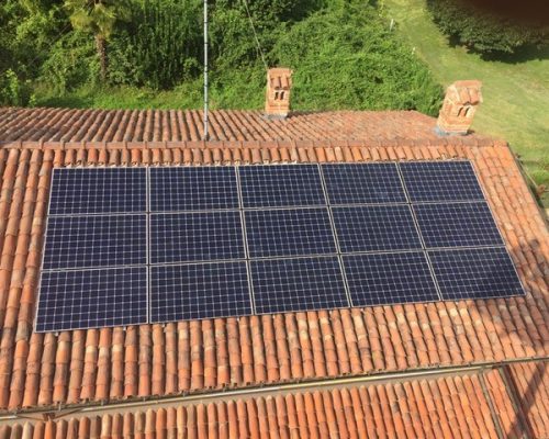 pannelli fotovoltaici sul tetto di abitazione