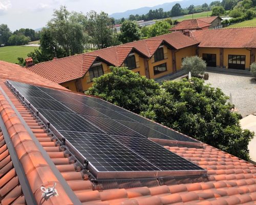 pannelli fotovoltaici sul tetto di abitazione residenziale