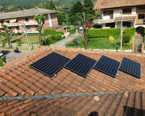 pannelli fotovoltaici sul tetto di abitazione