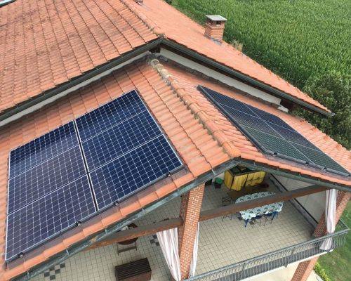 pannelli fotovoltaici sul tetto di abitazione residenziale