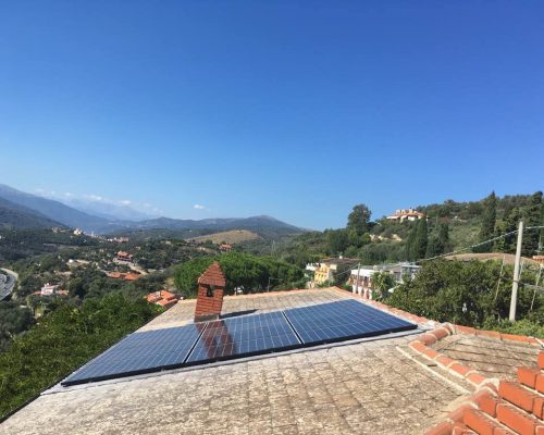 pannelli fotovoltaici sul tetto di abitazione