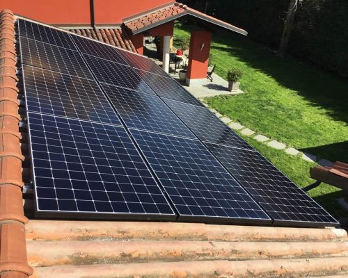pannelli fotovoltaici sul tetto di abitazione
